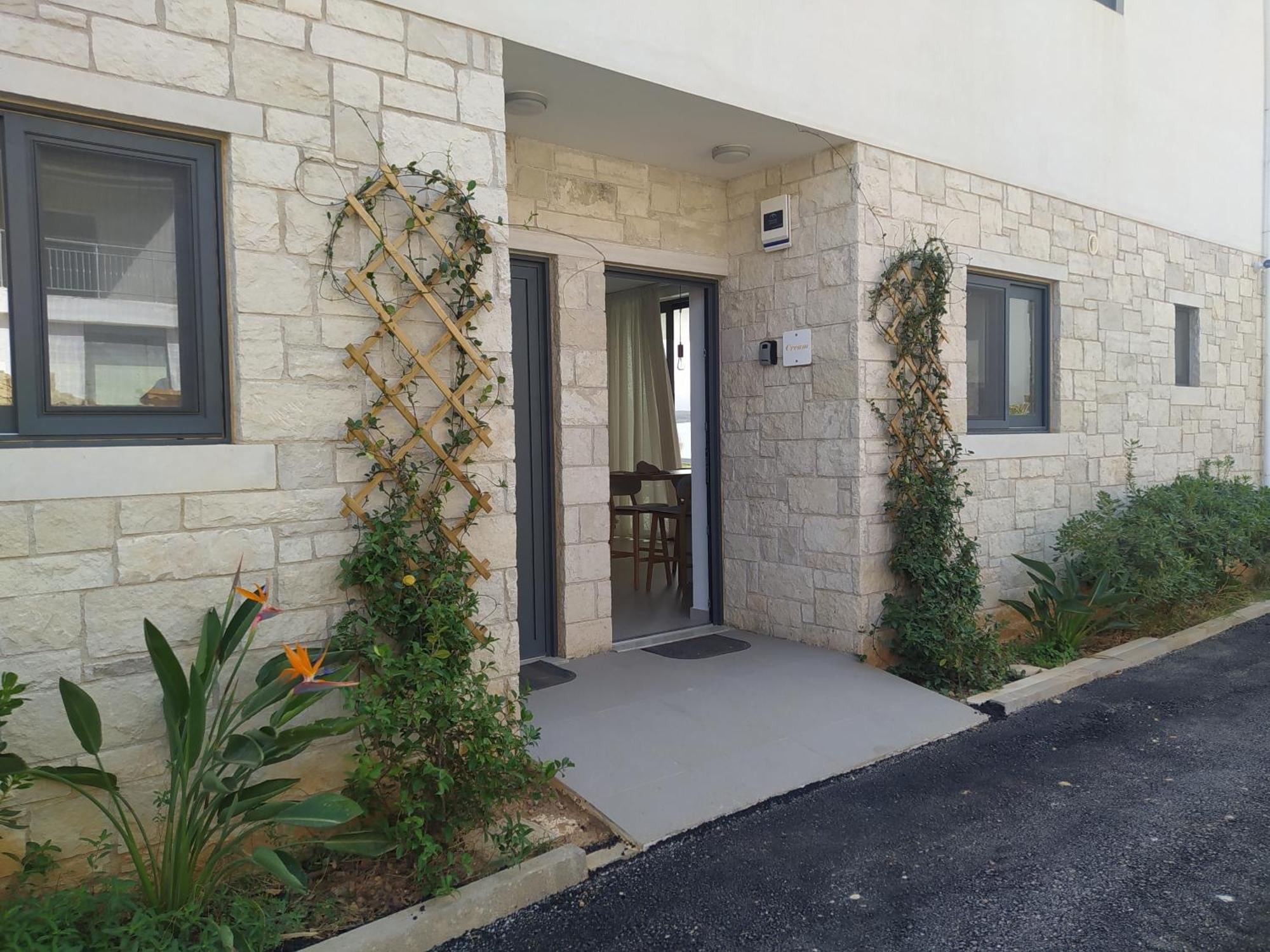 Cream Cozy Getaway - 3 Pearls Pool Retreat Apartment Dempla Exterior photo