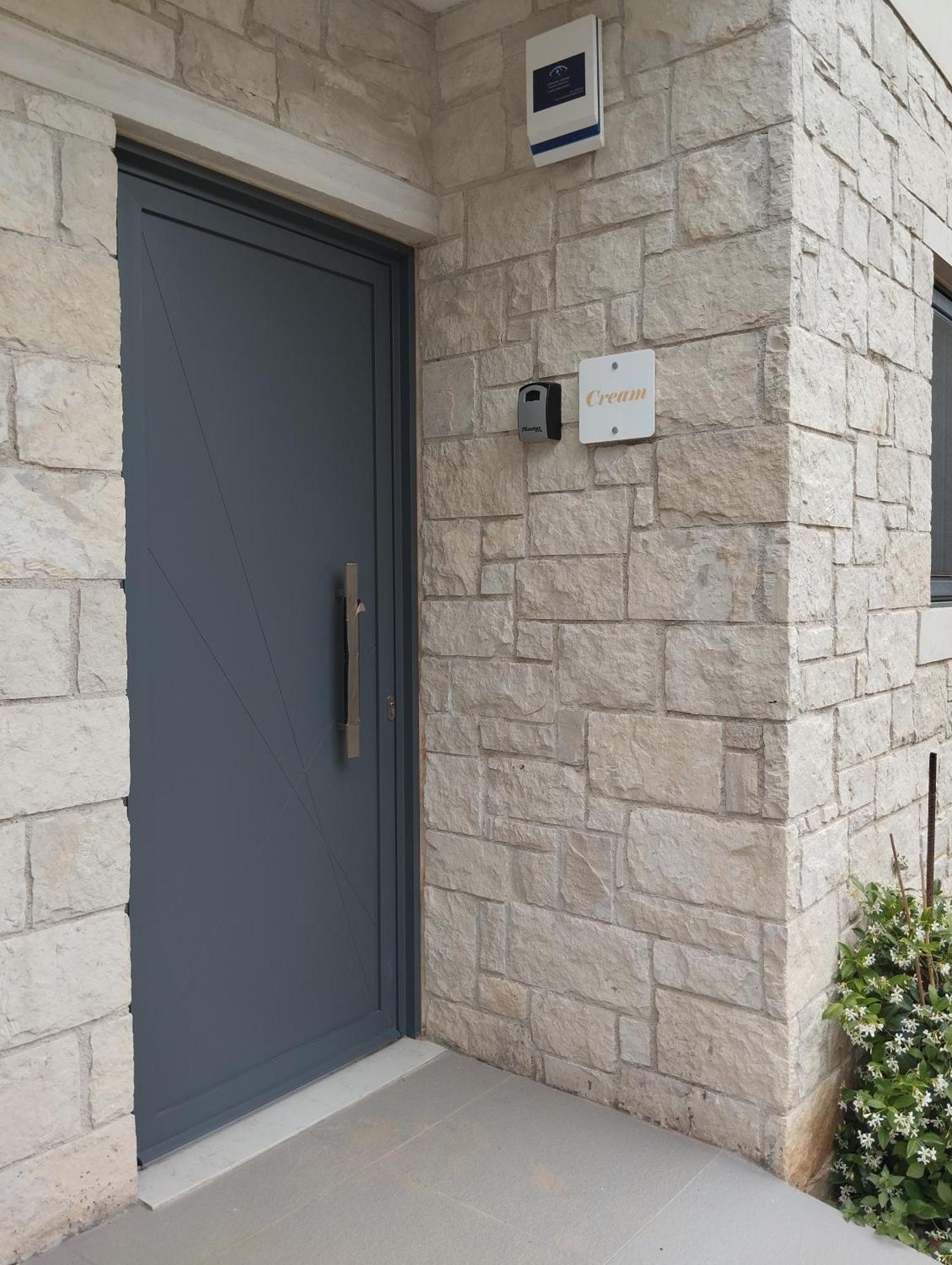 Cream Cozy Getaway - 3 Pearls Pool Retreat Apartment Dempla Exterior photo